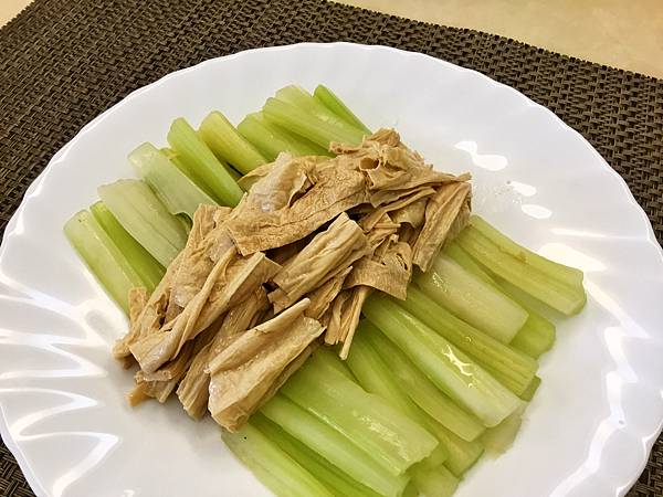 椒香腐竹拌西芹