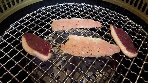 【台中西屯】茶六燒肉堂-輕井澤新品牌，燒肉火鍋精緻吃，一次滿足兩種需求！