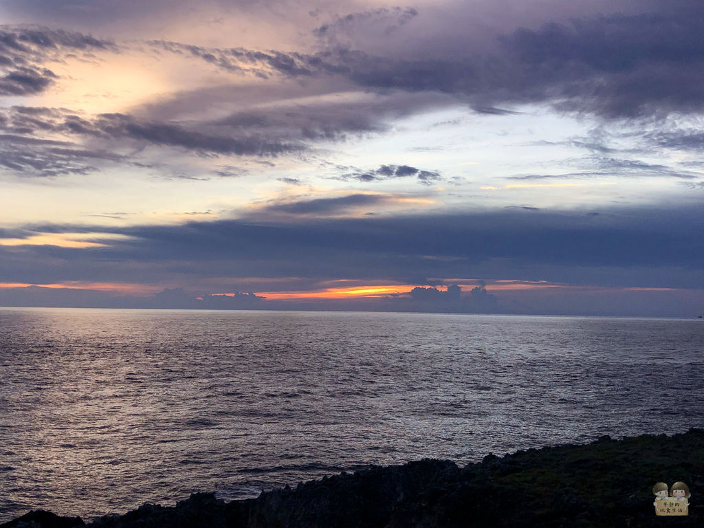 屏東小琉球 落日亭 美麗夕陽墜海 情侶浪漫牽手的的景點 平靜的玩食生活 痞客邦 屏東小琉球 落日亭 美麗夕陽墜海 情侶浪漫牽手的的景點 平靜的玩食生活 痞客邦