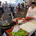 炒麵攤，一份6元人民幣
