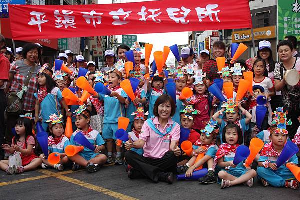 市長夫人呂玉玲和市托啦啦隊為踩街隊伍加油。( 平鎮市公所 陳大鵬 攝影).JPG