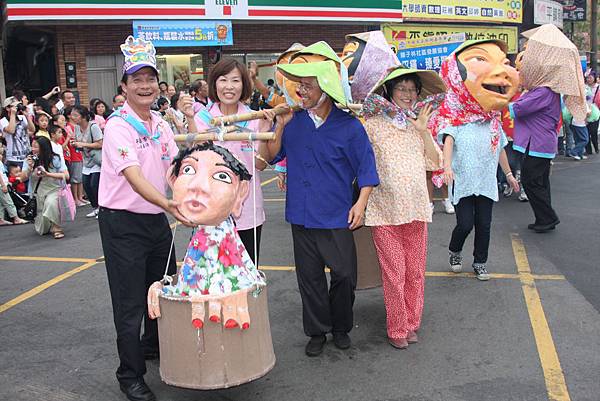 踩街隊伍多創意。( 平鎮市公所 陳大鵬 攝影).JPG