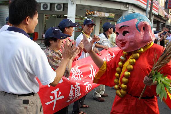 參加踩街隊伍與民眾互動。 161.jpg