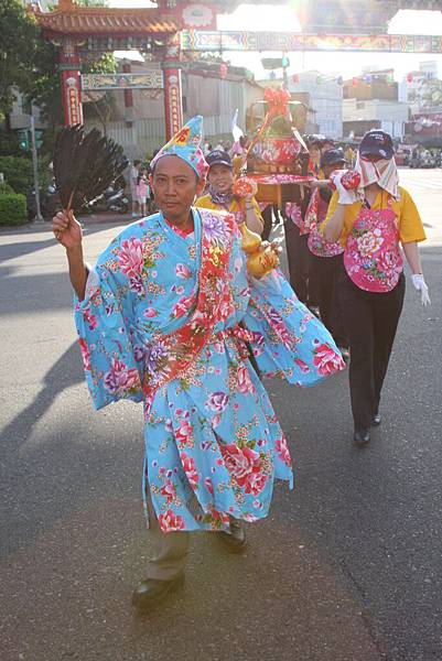 創意踩街活動中，金星里長程明泉穿起花布製做袍服，巧扮濟公，率隊踩街，備受注目。.JPG