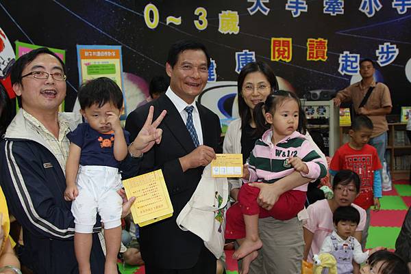 市長陳萬得非常重視閱讀推廣，尤其希望圖書館做好零到三歲閱讀起步走。.JPG