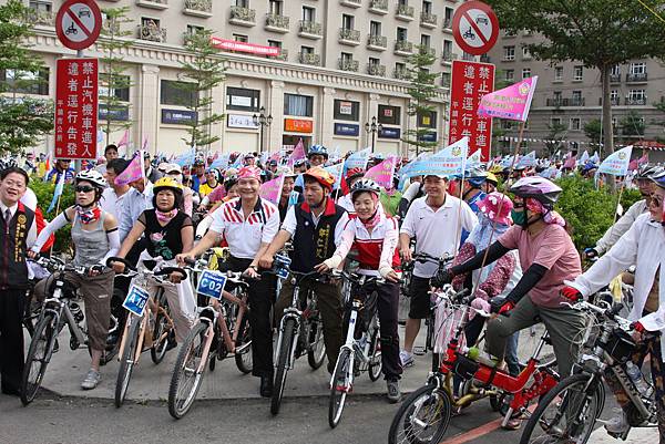 鐵馬迎風單車休閒之旅，9月19日登場，市長陳萬得帶領下，超過1200位民眾騎著單車同樂。P28.JPG