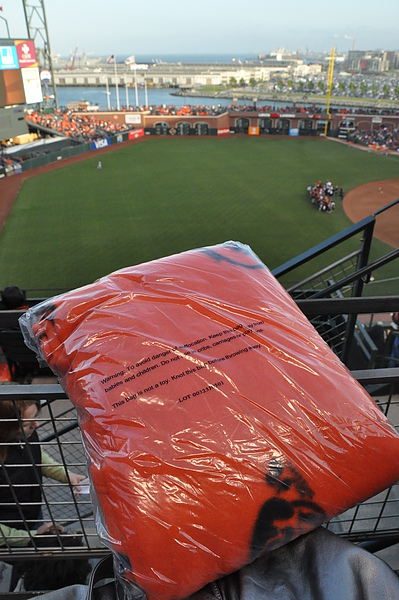 SF Giants Free Snuggie Night 人超多! (*・Д・)★