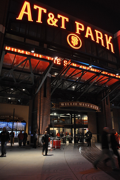 SF Giants Free Snuggie Night 人超多! (*・Д・)★