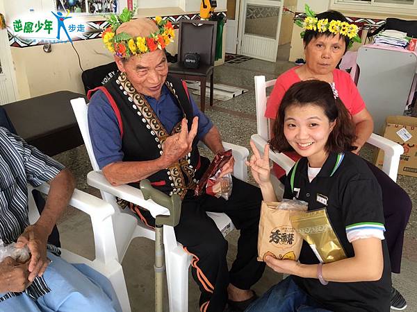 全家便利商店洪詩函店長,協助贈送全家夯地瓜.jpg 全家便利商店洪詩函店長,協助贈送全家夯地瓜.jpg