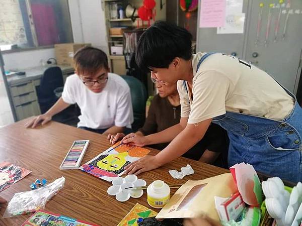 小秝協助文健站長輩藝術創作.jpg 小秝協助文健站長輩藝術創作.jpg