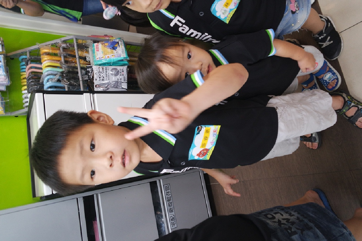 全家在這里 全家小小店長換季嚕夏天來了 大店長換成短袖制服 小小店長換上帥氣新裝上工沒穿過polo衫版的小小店長照過來