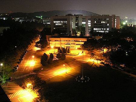 800px-Taiwan_National_TsingHua_University_Night.jpg