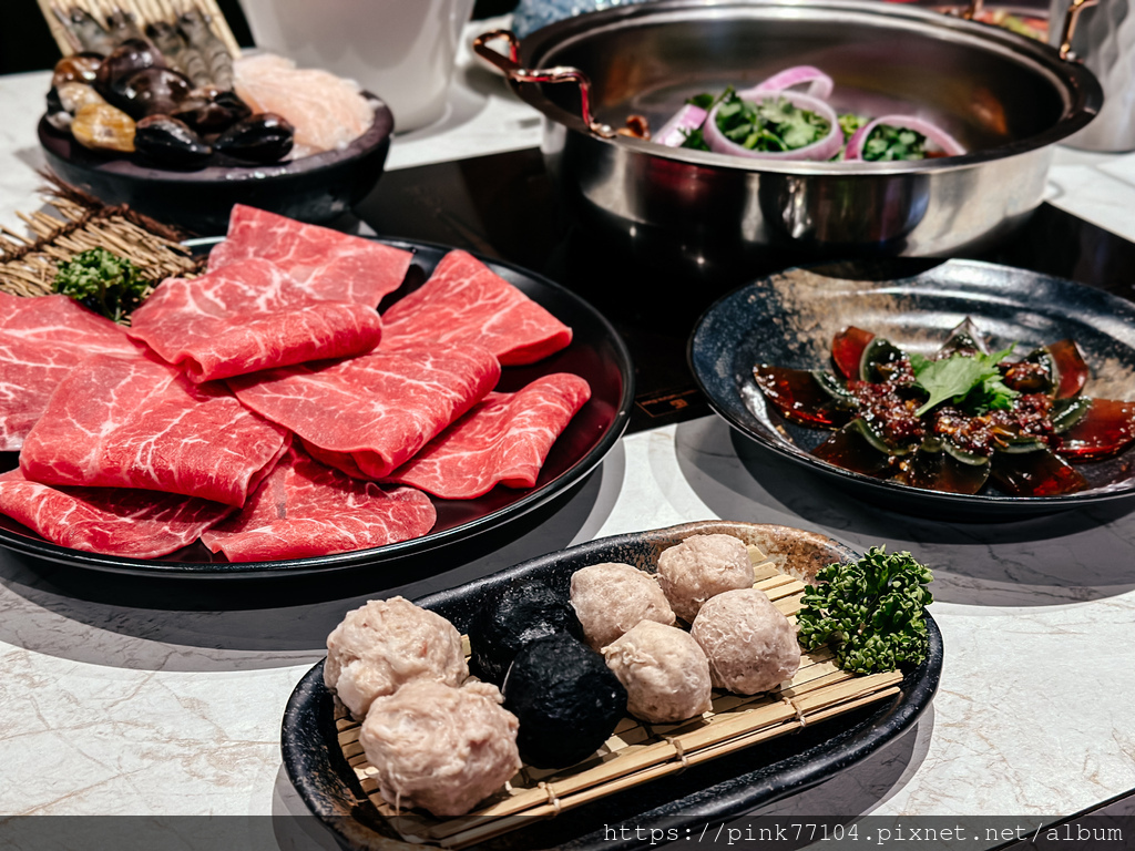 <食記>新莊美食推薦！正宗港式麻辣雞煲港式火鍋-粵榕庄港式麻