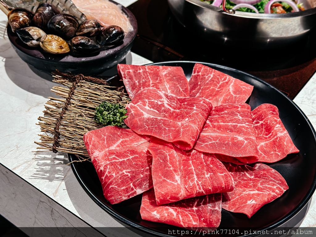 <食記>新莊美食推薦！正宗港式麻辣雞煲港式火鍋-粵榕庄港式麻