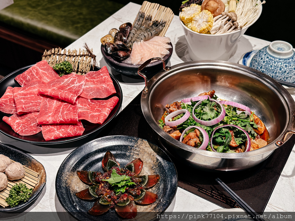 <食記>新莊美食推薦！正宗港式麻辣雞煲港式火鍋-粵榕庄港式麻