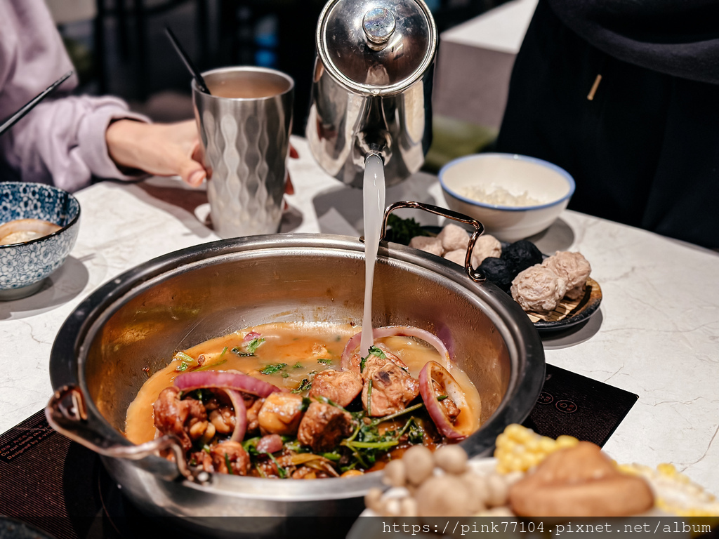 <食記>新莊美食推薦！正宗港式麻辣雞煲港式火鍋-粵榕庄港式麻