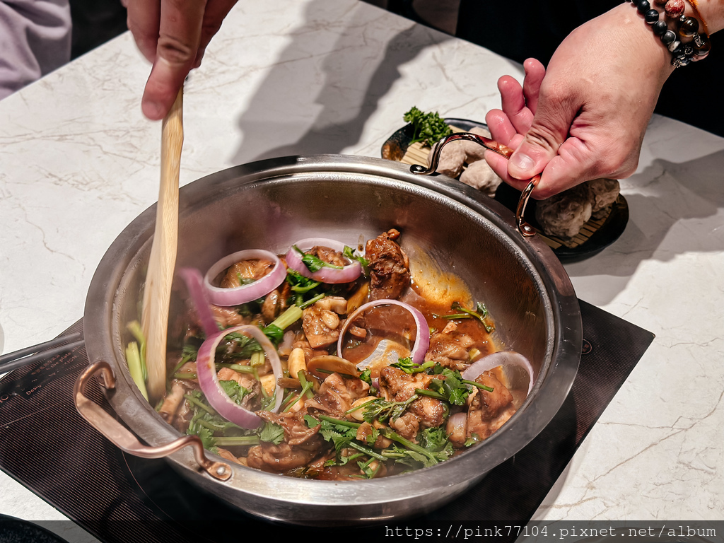 <食記>新莊美食推薦！正宗港式麻辣雞煲港式火鍋-粵榕庄港式麻