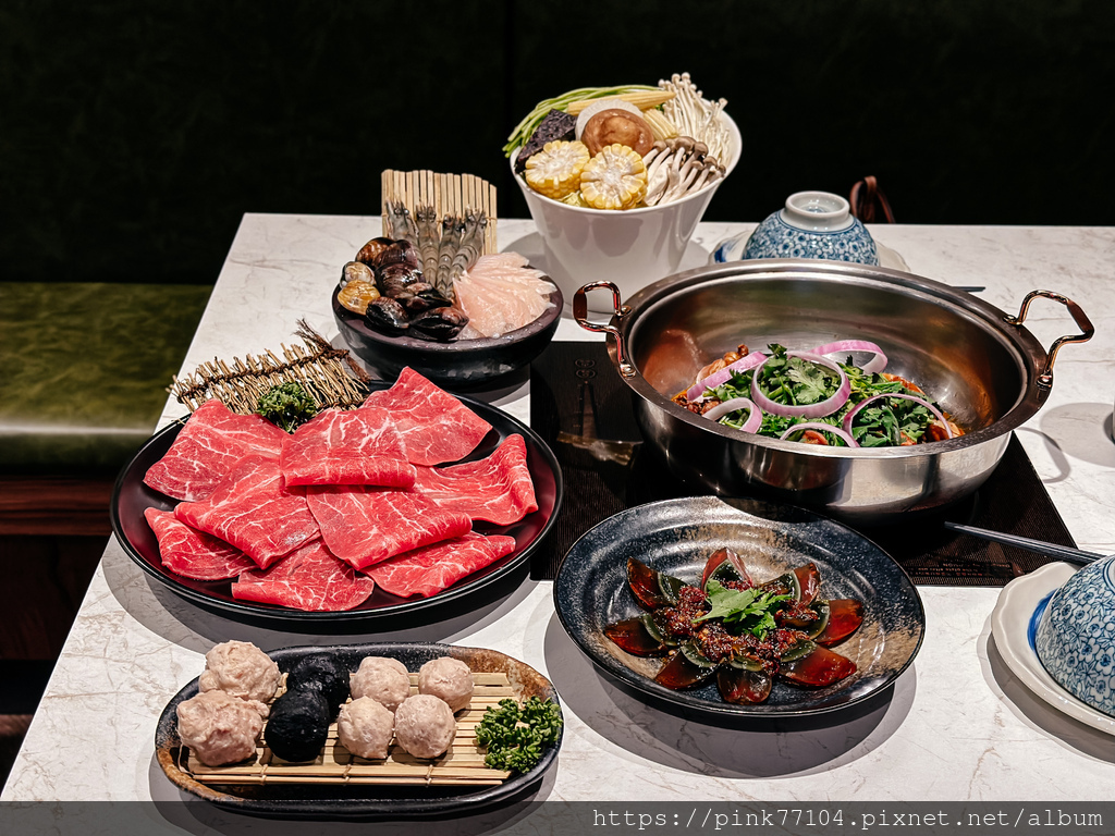 <食記>新莊美食推薦！正宗港式麻辣雞煲港式火鍋-粵榕庄港式麻