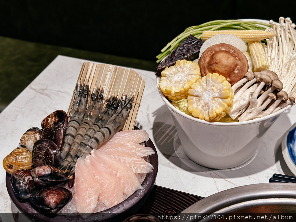 <食記>新莊美食推薦！正宗港式麻辣雞煲港式火鍋-粵榕庄港式麻