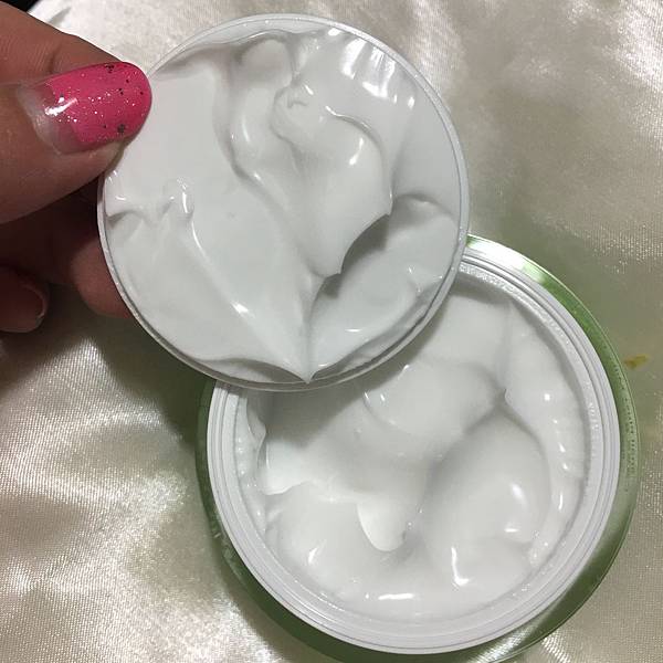 【美妝/綜合】夏日大作戰!濕熱的夏天要用什麼美妝品才好呢?我使用的夏日保養品、防曬品、化妝品總整理