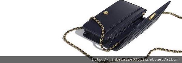 boy-chanel-wallet-on-chain-navy-blue-grained-calfskin-gold-tone-metal-packshot-other-a80287y836215b326-8805007917086.jpg