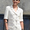 Kristen 出席巴黎時裝週「The Chanel Fall Couture Show」 -20130702 (23).jpg