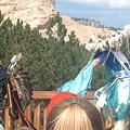 蘇族酋長- 瘋馬(Crazy Horse)的雕像前跳傳統舞蹈