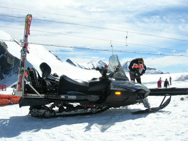 雪地摩托車