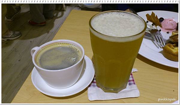 美式咖啡(左)日式蕎麥綠茶(右)