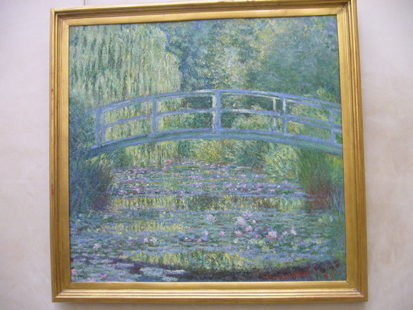 這幅《睡蓮．綠色的和諧》讓人彷彿置身莫內家旁的蓮花池。