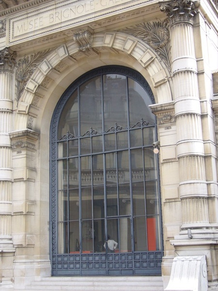 巴黎時裝紡織博物館的大門口。