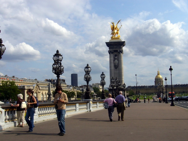 亞歷山大三世橋（Pont Alexandre III)，每一個入口都豎著高高的角柱。