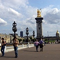 亞歷山大三世橋（Pont Alexandre III)，每一個入口都豎著高高的角柱。