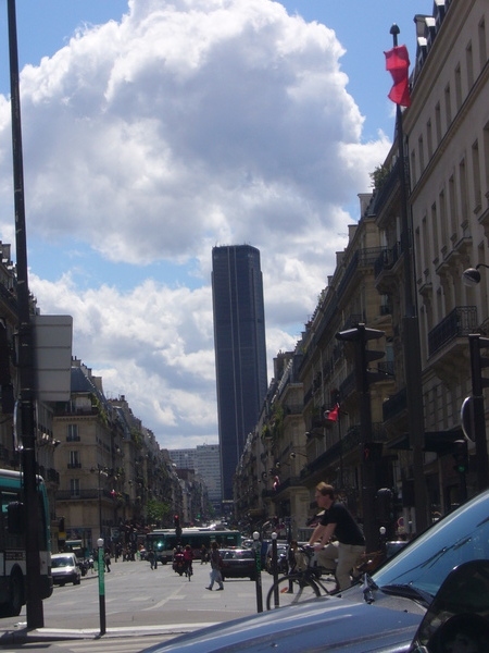 聖哲曼大道上可以看到蒙帕那斯大樓。