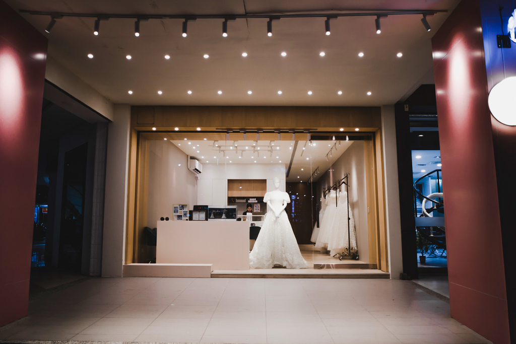 婚紗試穿，簡約韓式婚紗也能有大大驚喜 | 高雄花朵婚紗 | 