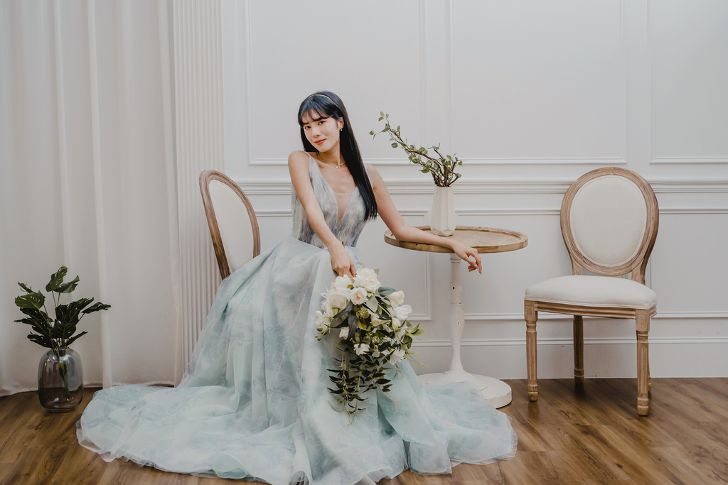 婚紗試穿，簡約韓式婚紗也能有大大驚喜 | 高雄花朵婚紗 | 