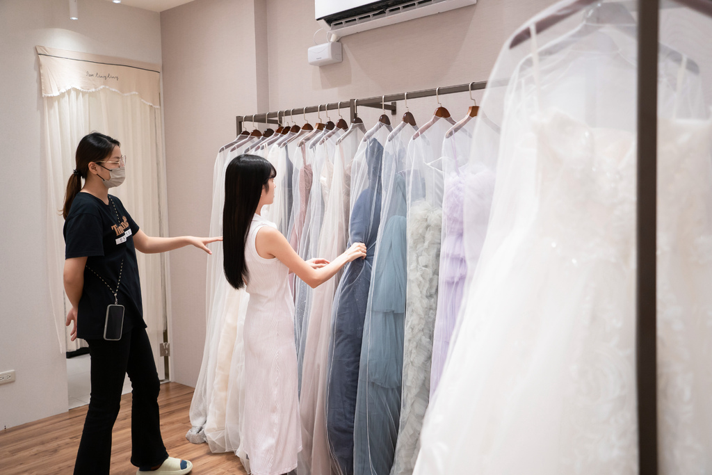 婚紗試穿，簡約韓式婚紗也能有大大驚喜 | 高雄花朵婚紗 | 