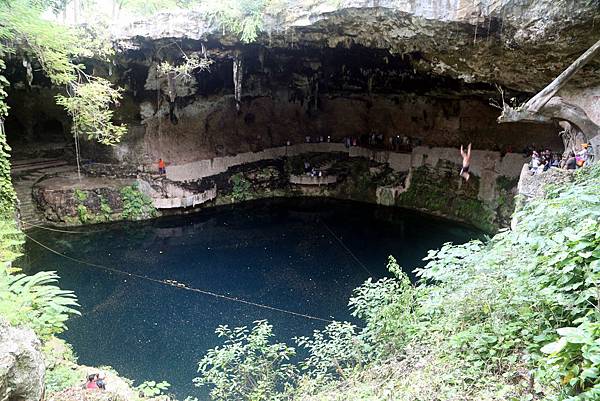 Cenote Zaci.JPG