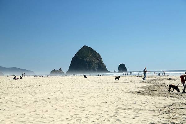 Cannon beach haystack rock1.JPG