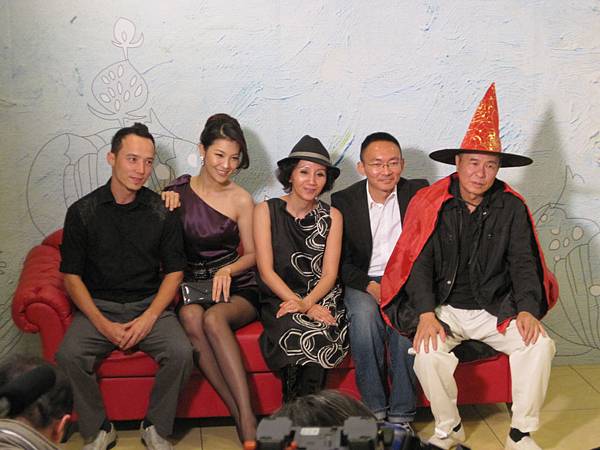 左起：艾比、林若亞、陸弈靜、導演何蔚庭、導演侯孝賢