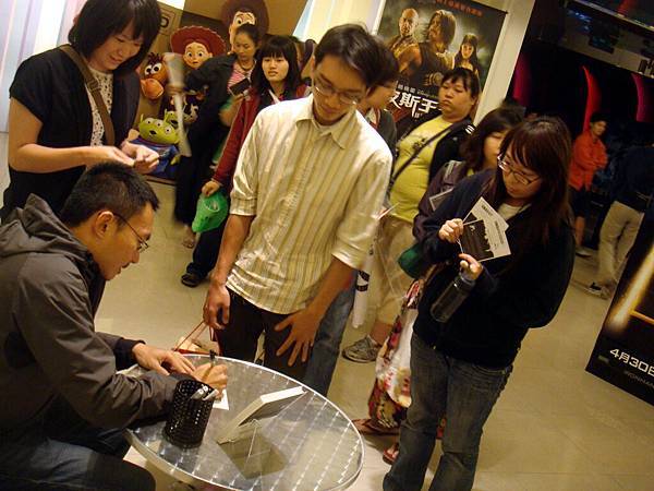 當然結束一定要來簽名呀~