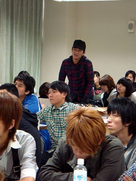 立志成為一位導演的學生把握機會問蔚庭許多拍片的技巧