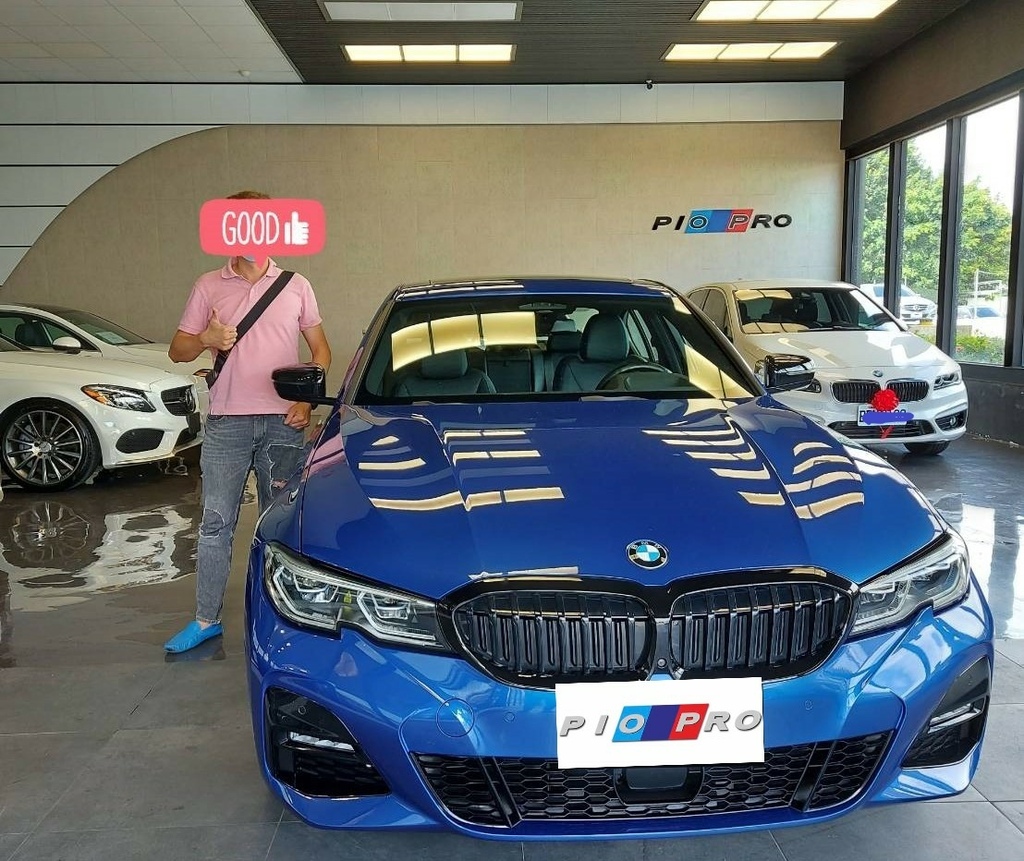 葉先生找到我們夢工場汽車，想要客製化一台藍色滿配BMW G20 330I外匯車  ，要有 Msport 和 5AU ，比較多家之後最後選擇我們進行客製化外匯車 。小編從美國德州特別找到了這台滿配 330i ，有 5AU 、Msport 以外更多送了雷射頭燈 !  加上我們是保養場 ，葉先生買到滿意的車又能享受最棒的售後服務 。