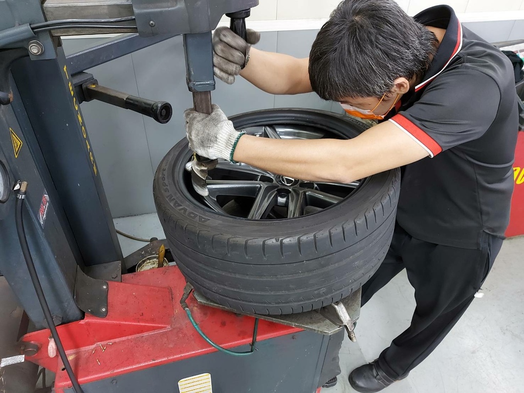 夢工場汽車輪胎更換服務 -台北賓士保養廠推薦 -台北BMW保養廠推薦 - 賓士外廠推薦 - BMW外廠推薦 - 台北精修雙B的保養廠