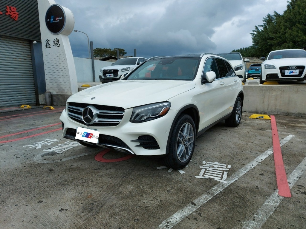 這台是 2018 X253 GLC300 加拿大加規外匯車，里程只有兩萬多公里 ，配備有23P 、AMG 、360環景系統 。市面上真的是相當稀有 。