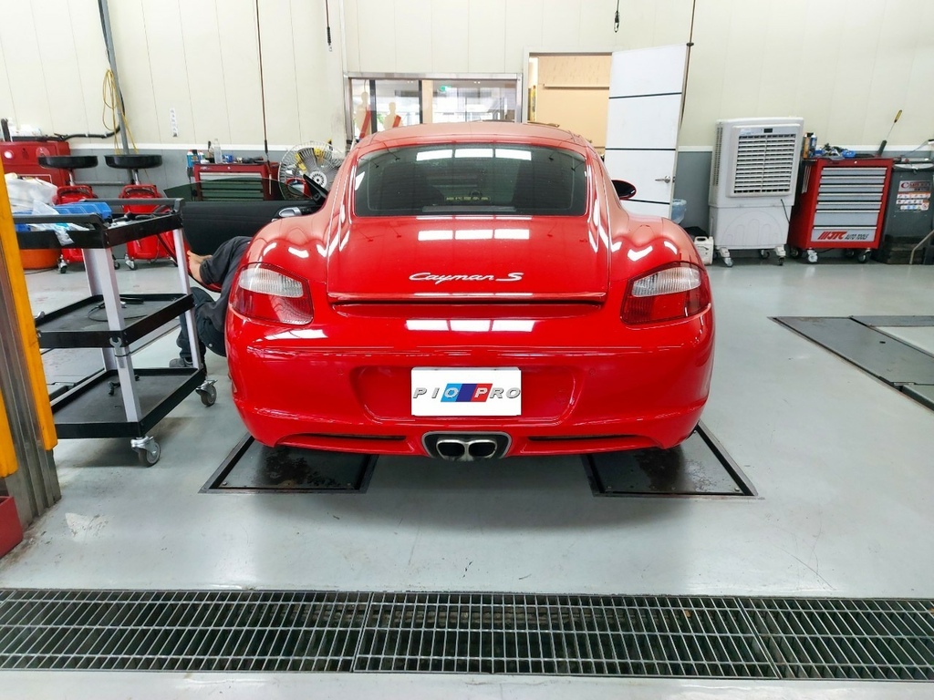 保時捷的小型跑車經典 Porsche Cayman 今日和我們夢工場汽車預約進廠 ，今天要介紹的是 2005 才出現的 Cayman S 版本 ，在十多年前就已經將 LED 燈應用的淋漓盡致 。 3.4 的 水平對臥引擎和缸內直噴 + PDK 七速變速箱 。無論在轉向精準性、底盤穩定性、換檔加速性都是小型跑車中首屈一指 。因為開起來很有駕駛樂趣 ，所以很多車主都捨不得將它賣掉 ，但要好好照顧它的前提就是要先找到一個擅長保時捷的保養廠 。