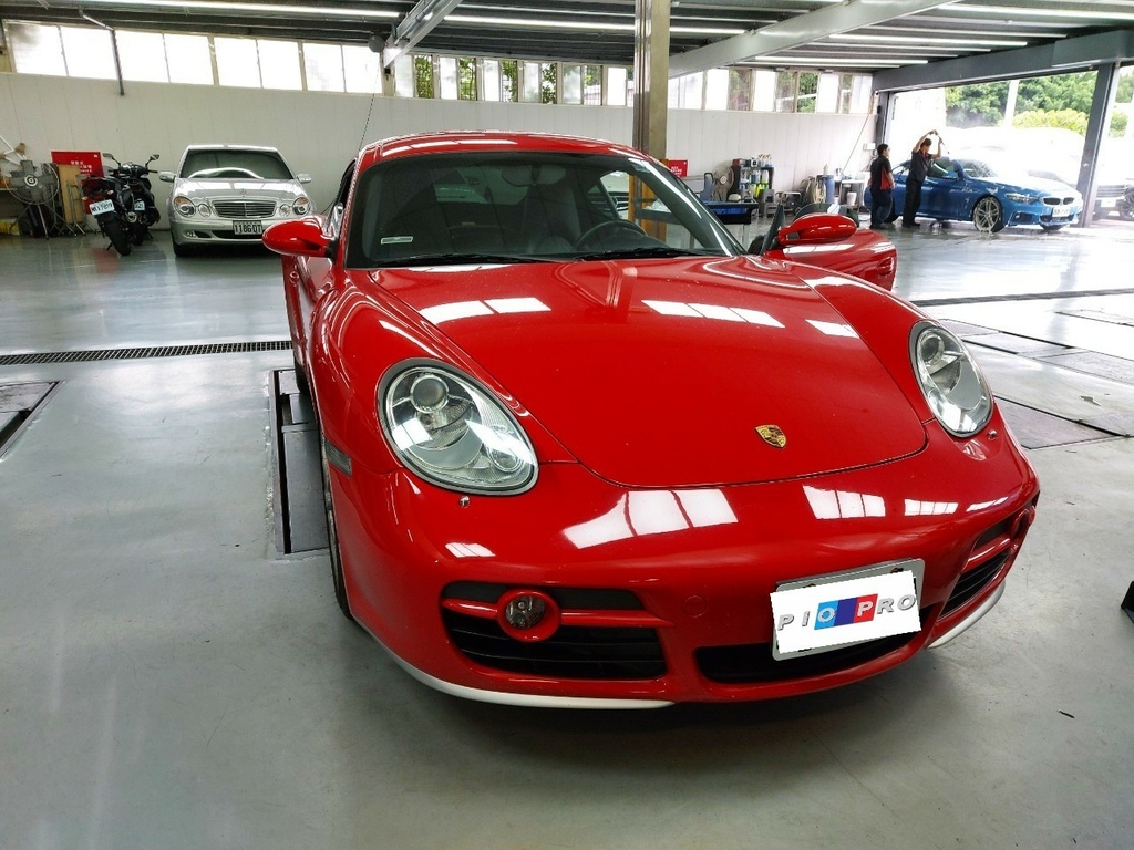 保時捷的小型跑車經典 Porsche Cayman 今日和我們夢工場汽車預約進廠 ，今天要介紹的是 2005 才出現的 Cayman S 版本 ，在十多年前就已經將 LED 燈應用的淋漓盡致 。 3.4 的 水平對臥引擎和缸內直噴 + PDK 七速變速箱 。無論在轉向精準性、底盤穩定性、換檔加速性都是小型跑車中首屈一指 。因為開起來很有駕駛樂趣 ，所以很多車主都捨不得將它賣掉 ，但要好好照顧它的前提就是要先找到一個擅長保時捷的保養廠 。