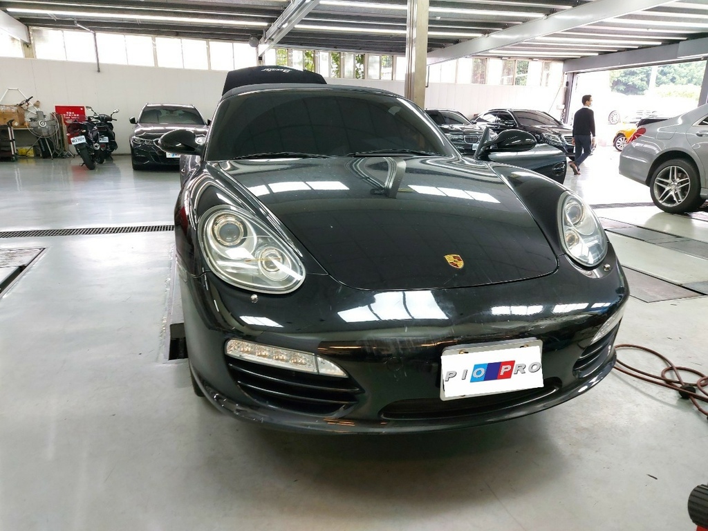 一、進廠車種介紹 ：  如果說 Porsche 987 Cayman是保時捷 Coupe 的經典車款 ，那麼敞篷車的經典 987 的 Boxster 絕對是廣為人知的敞篷經典 。基本上整體來說 Boxster 和 Cayman 是一樣的 ，無論 3.4 的 水平對臥引擎和缸內直噴以及 PDK 七速變速箱兩者可以說是同一個模組產出 ，主要差別就是造型上不同 。小編上次寫 Cayman保養紀錄少寫一些小細節 ，所以這次拍的照片比較詳細 ，透過小編的說明就可以清楚知道我們很熟悉 Porsche 車款的構造，所以保時捷保養絕對是可以安心交給我們的 。