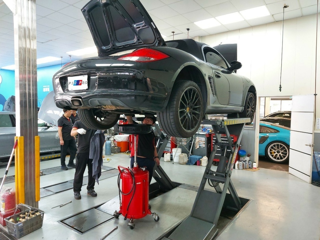  三、 Porsche 保養和雙B車種的差異： 很多客人以為保養就算品牌不同應該都大同小異不會很難吧 ? 其實很多款車的構造都不同 ，就算只是較為簡單的保養也是要注意細節的 。所以小編就來跟大家簡單說一下 Porsche 車款保養和雙B大概有哪些差異 。  第一的差異是：這台 987 Boxster 因為是中置引擎 ，所以卸油孔是在後面  ，和一般雙B車的卸油孔在前方是完全不同的 ，如何判斷卸油還是抽油請參考 機油更換該選擇抽油還是洩油  。