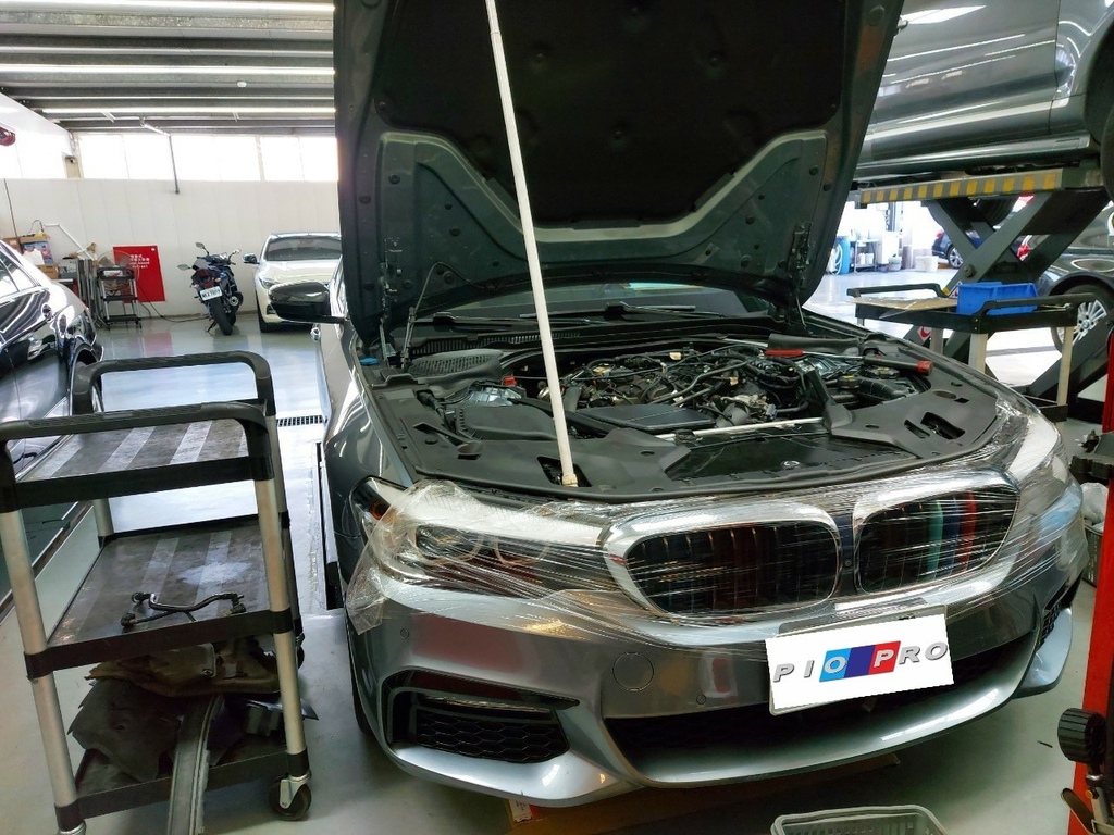 一、前言： 機油芯座漏油漏水是 BMW 的常見毛病之一 ，只要到一定里程和年限都很容易發生，無論是 N55 還是 B48 B58 之類的都很常遇到 。通常會漏水的原因是機油芯座脆化 ，因為近期的 BMW 把很多零件都改成塑料 ，這類零件雖然價格較為便宜但耐用性並不佳 。 本次客戶 BMW 530I 就是一個很典型的案例 ，因車主發現漏水所以和我們預約檢修 。